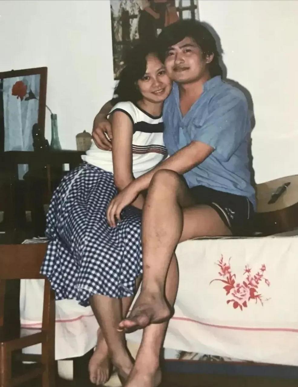 gif创作人# 1988年,刘欢和老婆卢璐的合影,夫妻俩打扮低调朴素,似