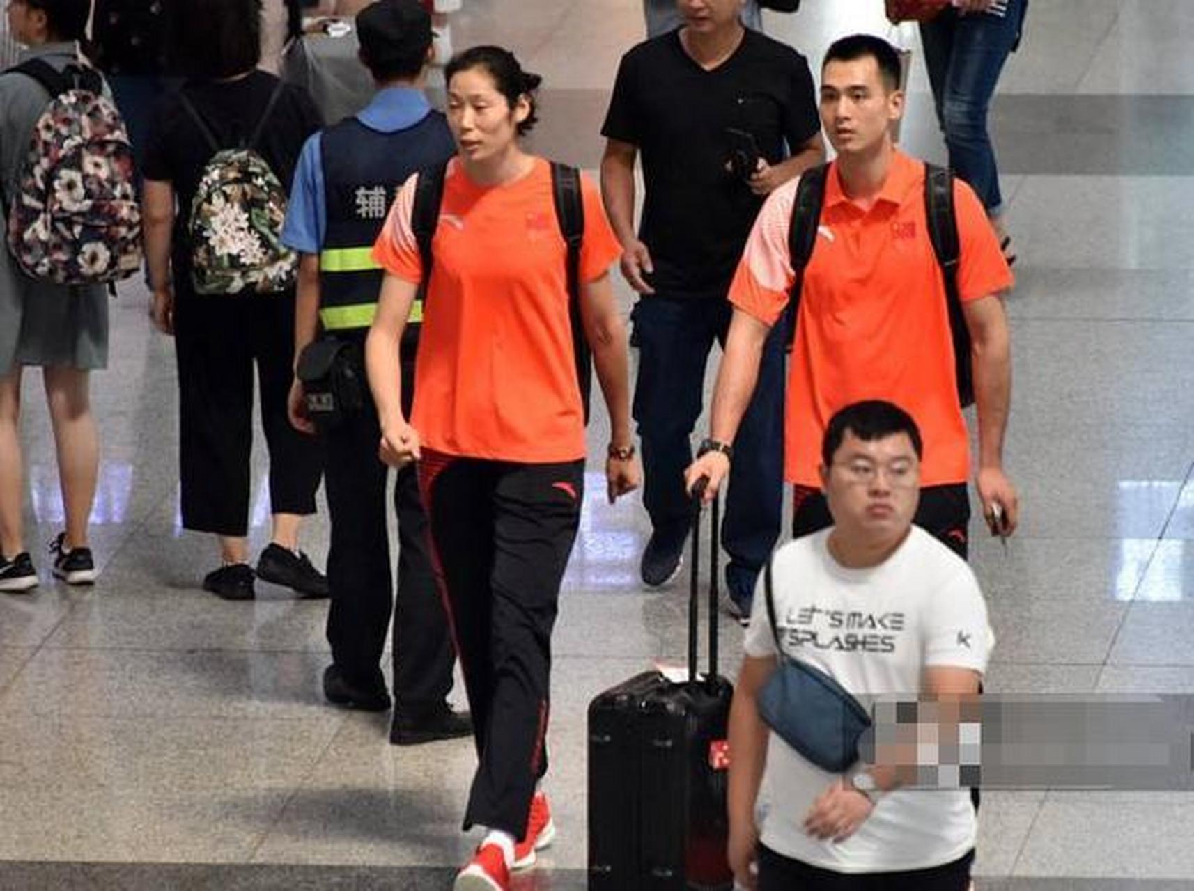 帅气的中国女排陪练李童,曾被认为是龚翔宇的男朋友,现又被传和朱婷