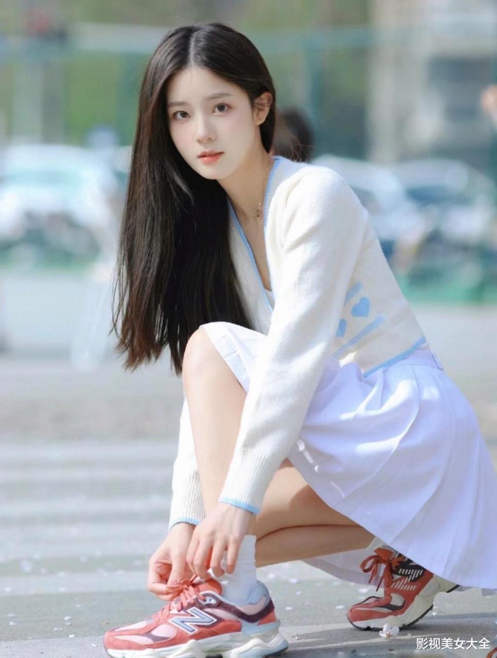 樱花树下高颜值气质女神,学校校园小仙女,长发性感迷人大长腿美女