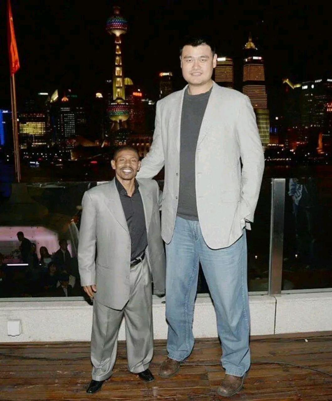 不过感觉博格斯跟姚明比起来少了一个"东方明珠"!