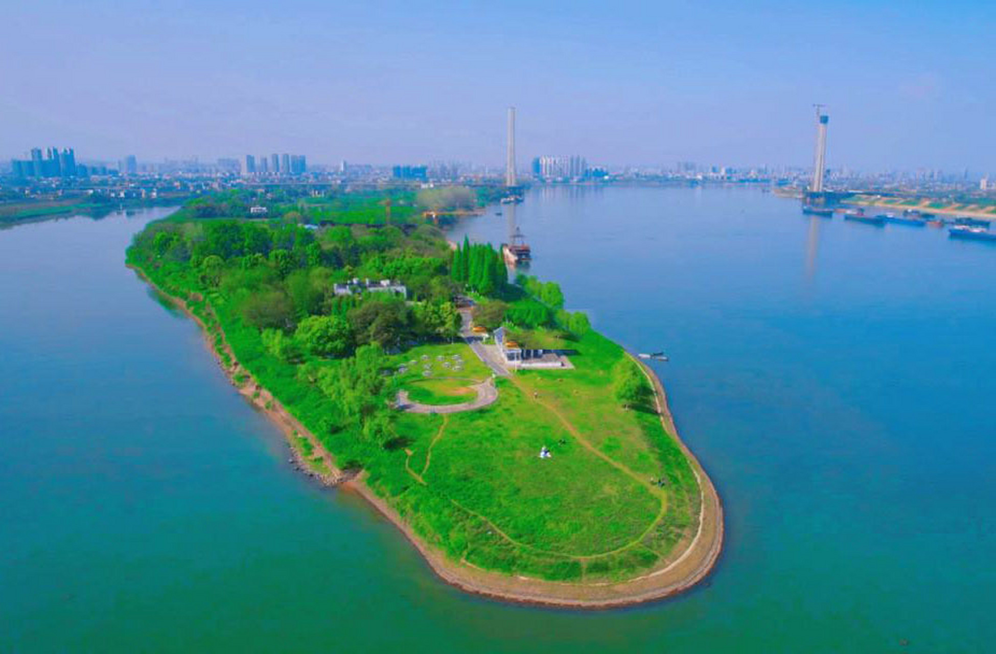 杨梅洲是湘潭市湘江中间的一个小岛,四周环江水,在杨梅洲的最南边有一