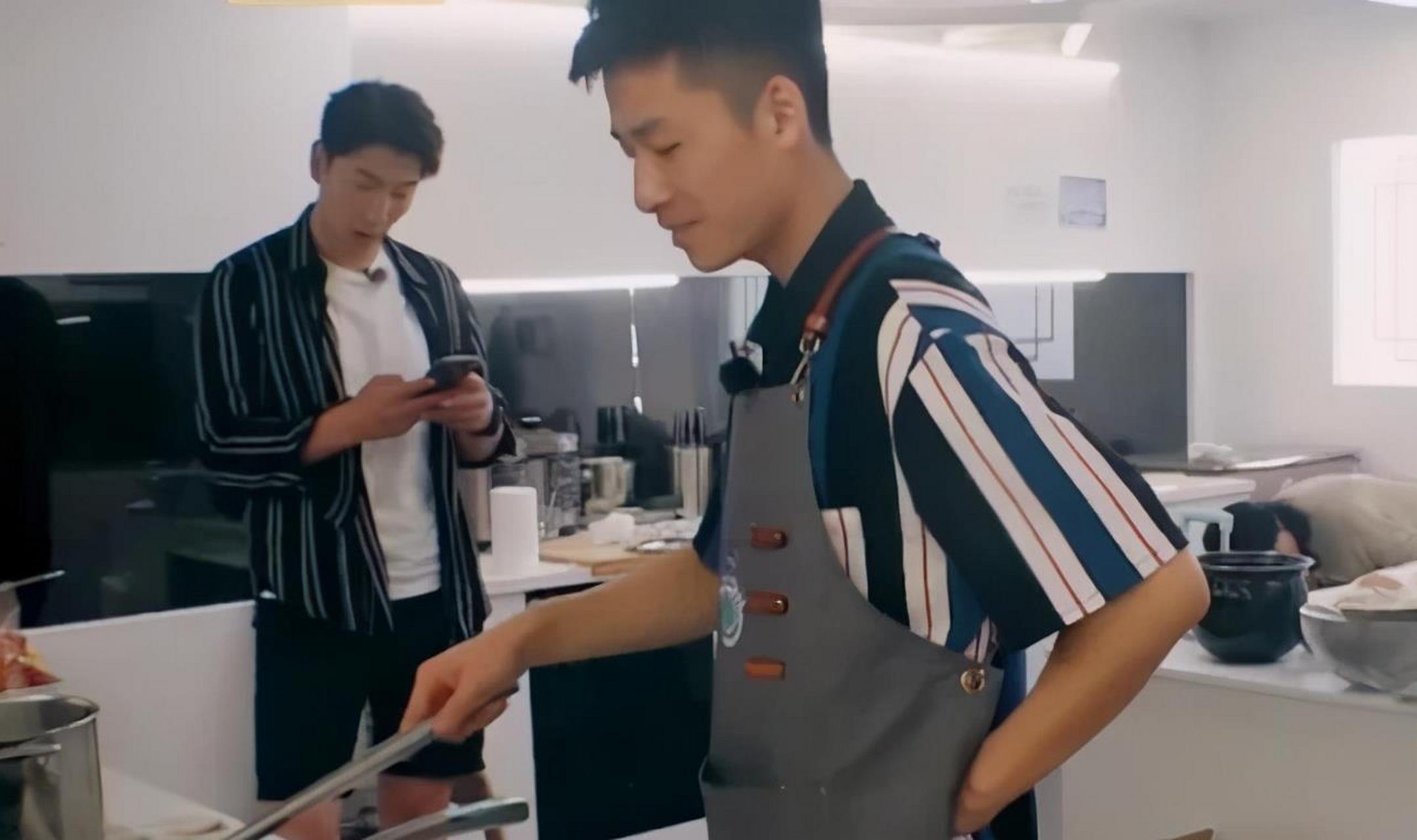 中餐厅赵丽颖对冯伟一见如故,得知冯绍峰和他的关系,是我小瞧了