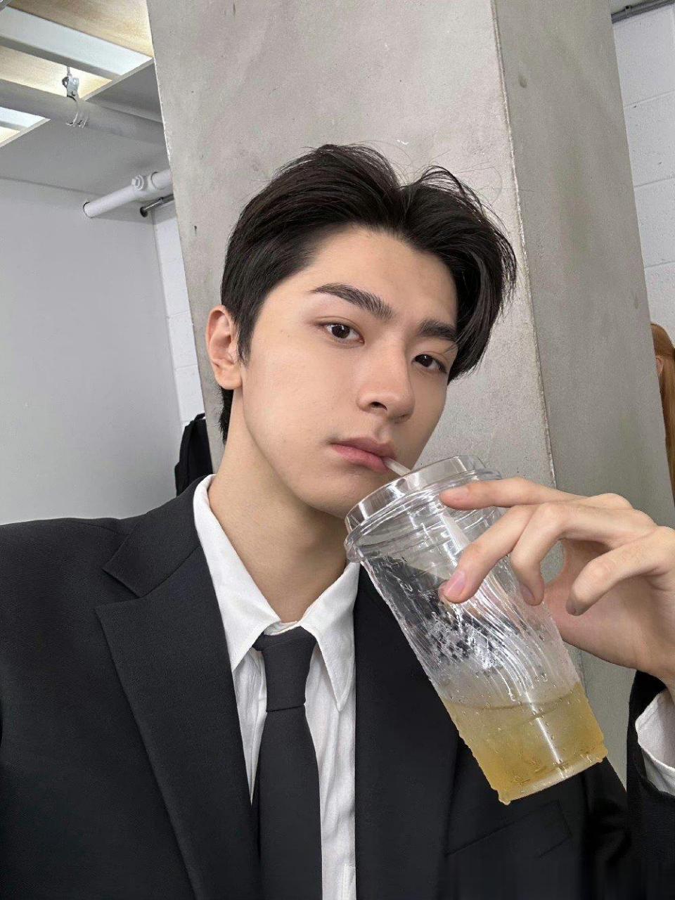 林一西装自拍  林一西装喝水自拍