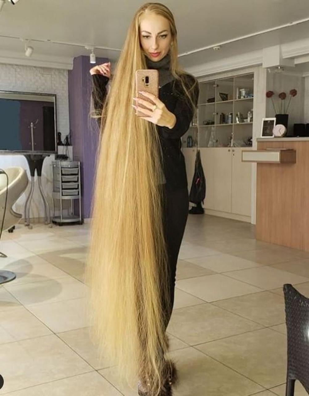 这位叫阿琳娜的乌克兰美女,拥有世界上最长的头发, 比一个成年人身高