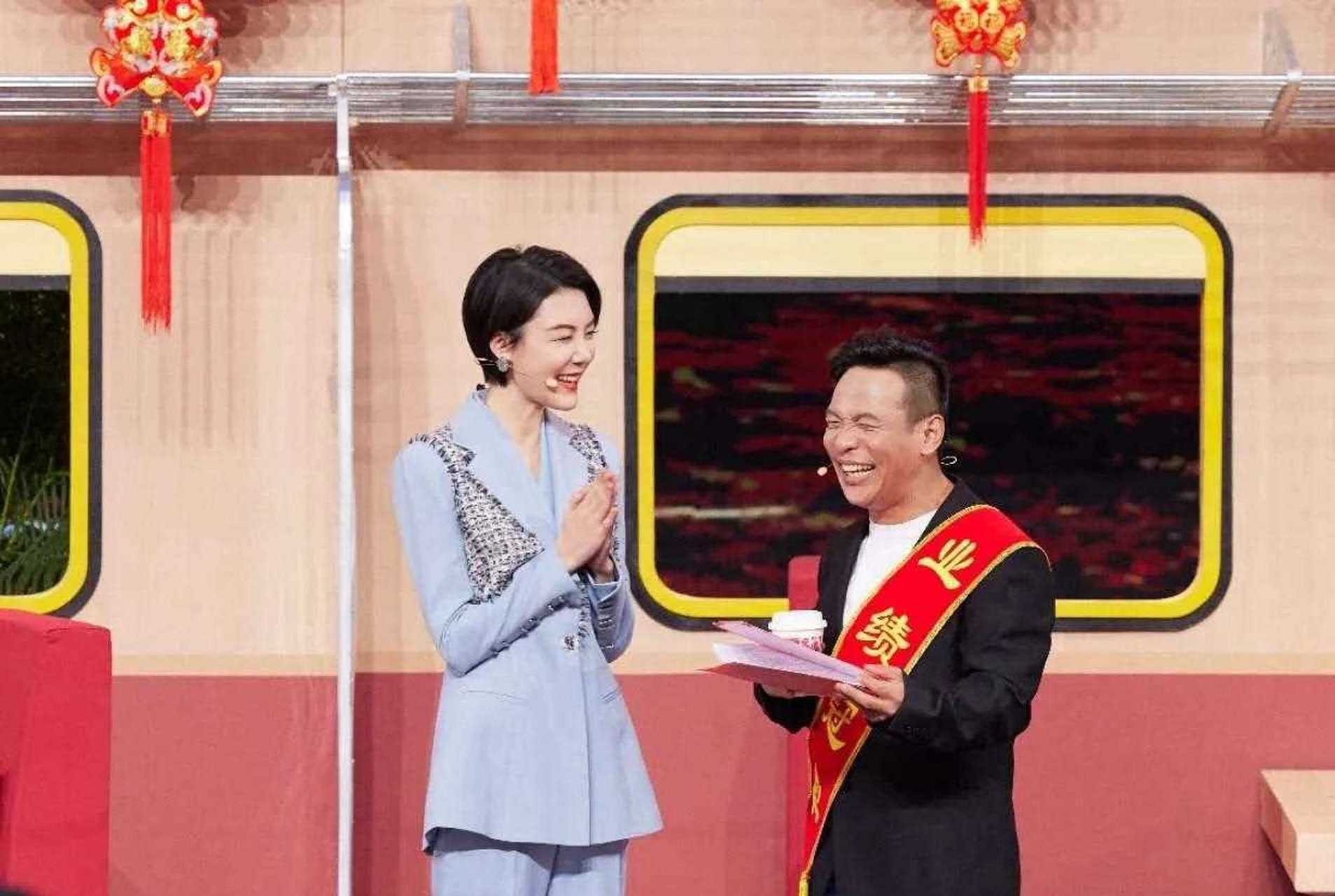 宋小宝小品一出来就喝咖啡,原来这是在致敬"咖妃",这个梗应该很多人都