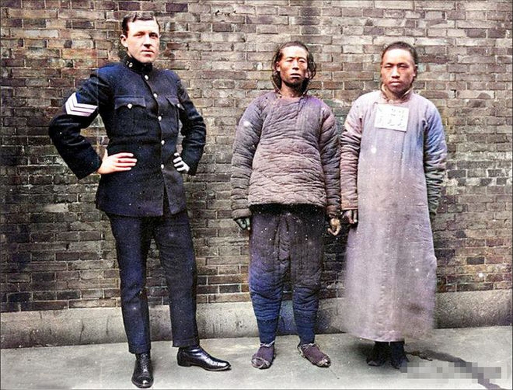 这张老照片拍摄于1900年代,展现了上海公共租界巡捕房的警长和两名