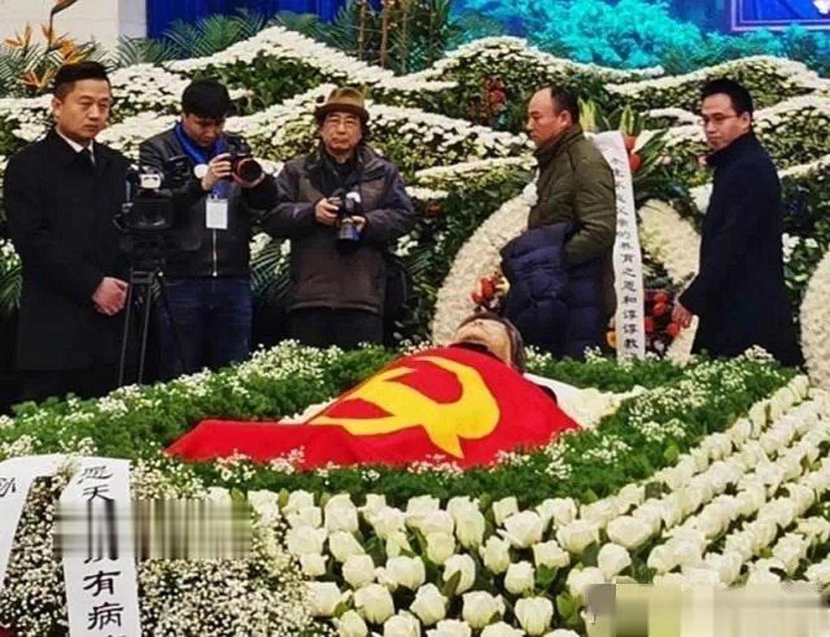 2020年,赵忠祥因癌症晚期离世,一张罕见的遗容,我们