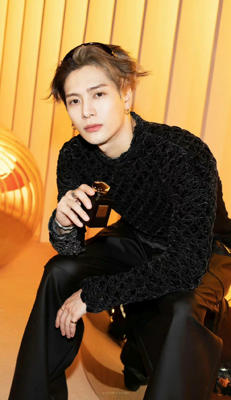 王嘉尔鸳鸯发色# 王嘉尔的新发色真得很帅!又奶又狼又甜又飒!