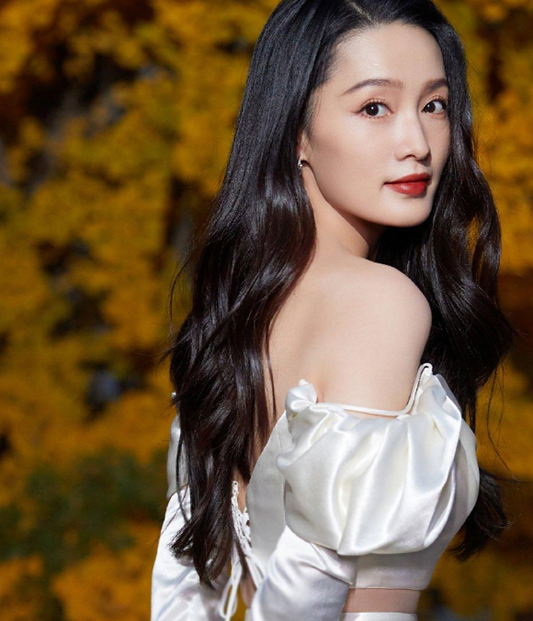 李沁一袭白色抹胸裙,肤白貌美气质佳.