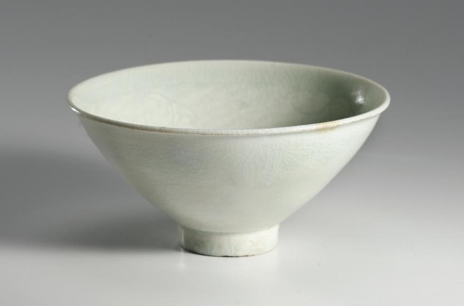 明·蓝理捷旧藏影青划花娃娃碗 说明:此器斗笠型,侈口,小圈足,器型