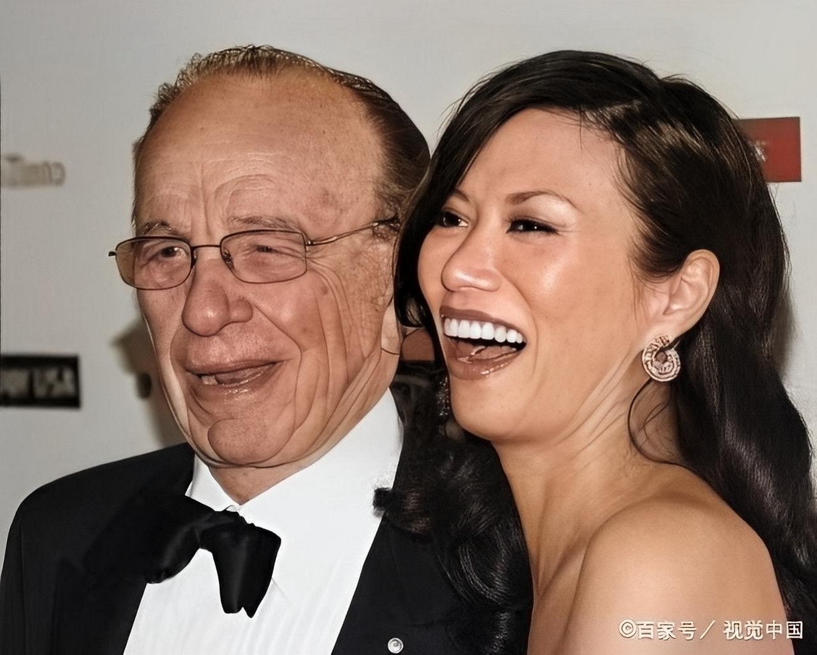 67岁时,默多克决定与第二任妻子安娜离婚,以便嫁给邓文迪.