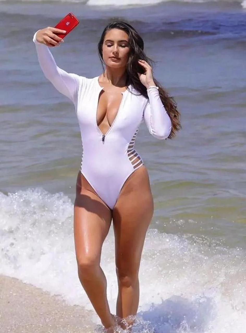 法国超模tao wickrath,穿白色泳衣海边度假,状态超好,美得自然