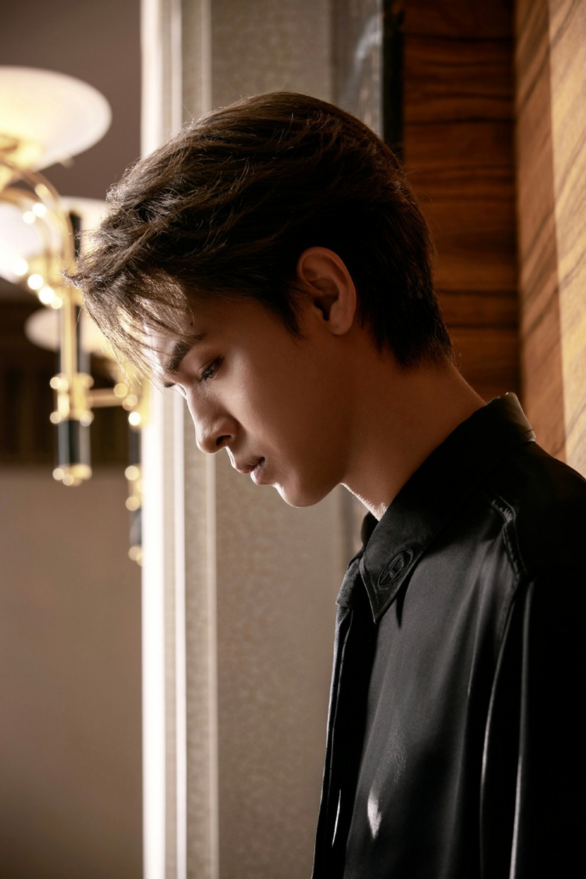 11月11日,德云社秦霄贤晒写真照.