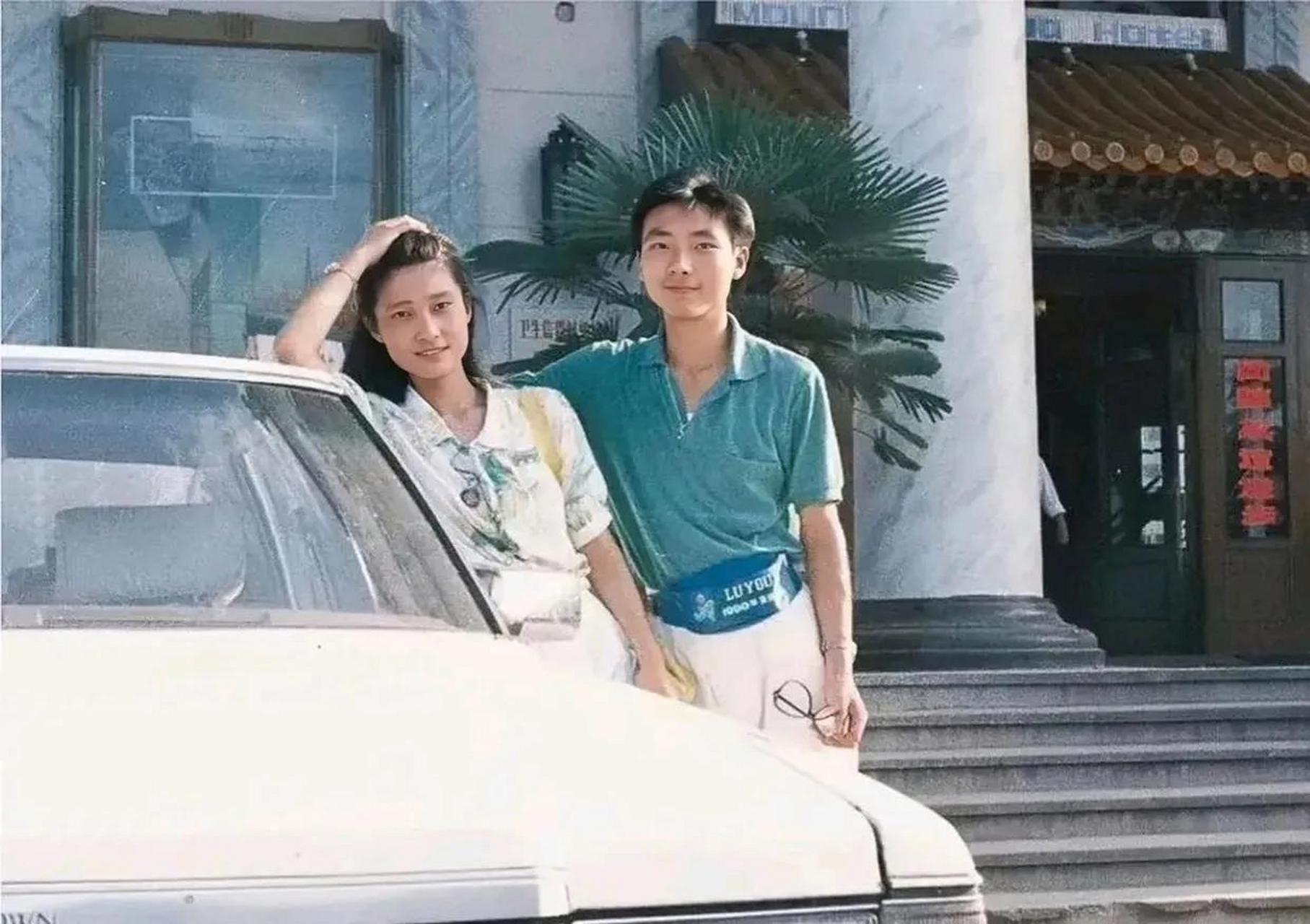 年轻时的康辉和妻子刘雅洁的一张合影,俩人年过半百,一直没有孩子.