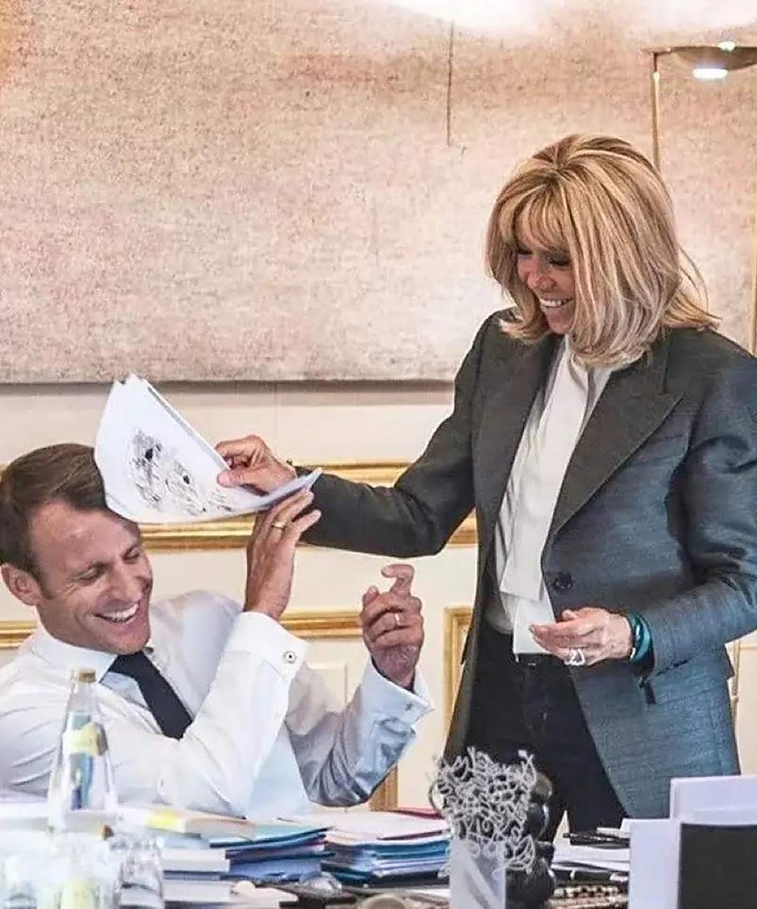 法国总统马克龙1977年出生,现年46岁,妻子布丽吉特53年出生,现年70岁.