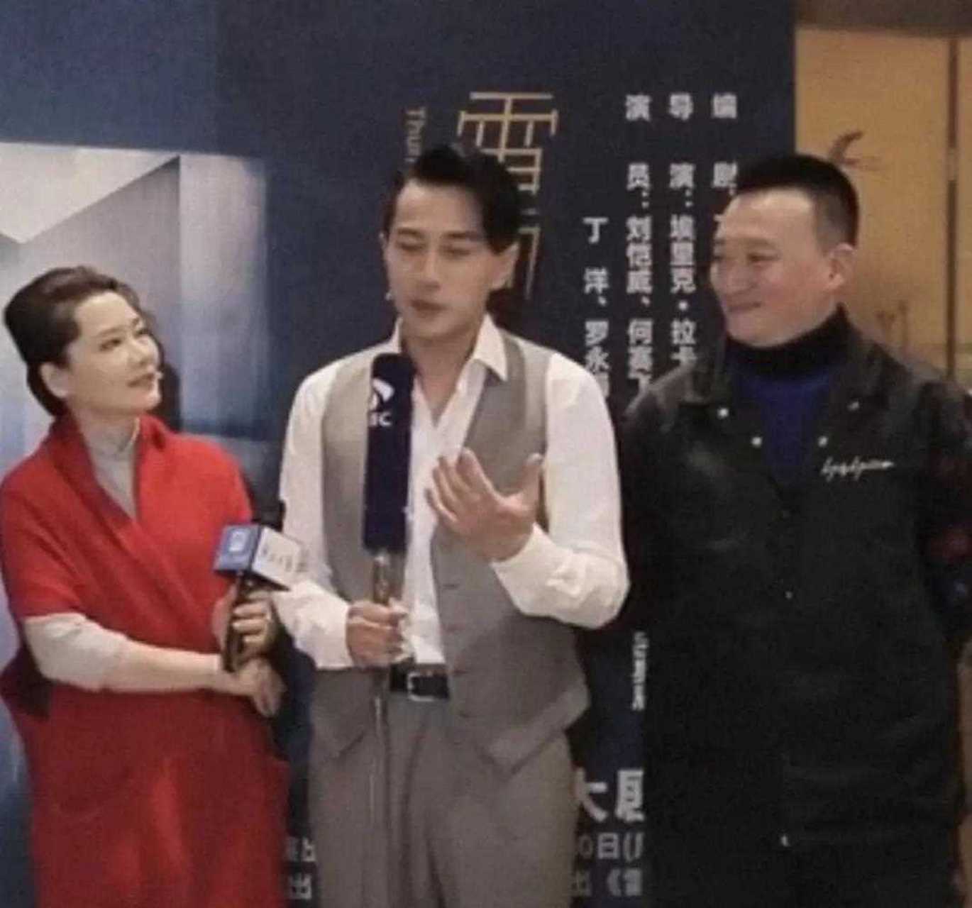 近段期间刘恺威现身活动,作为话剧《雷雨》的主演接受了媒体采访.