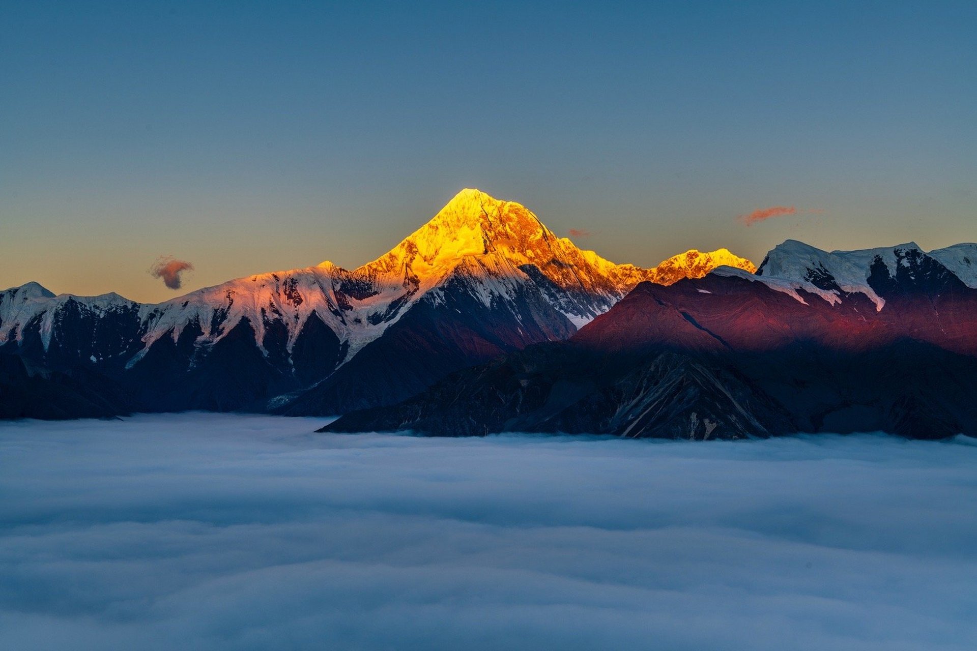 9 米;央迈勇,6033.0 米;仙乃日,5998.5 米;夏诺多吉,5951.3米.