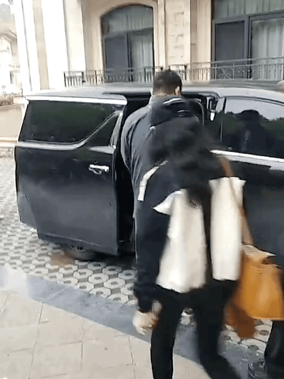 肖战的经纪人张晶不会因为粉丝开不开心而选择高不高调,她是看场合.