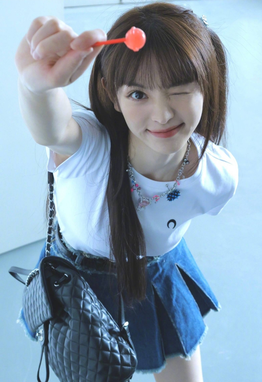 女星田曦薇晒自拍照片,白色的短袖搭配蓝色的短裙,哪怕隔着屏幕都能