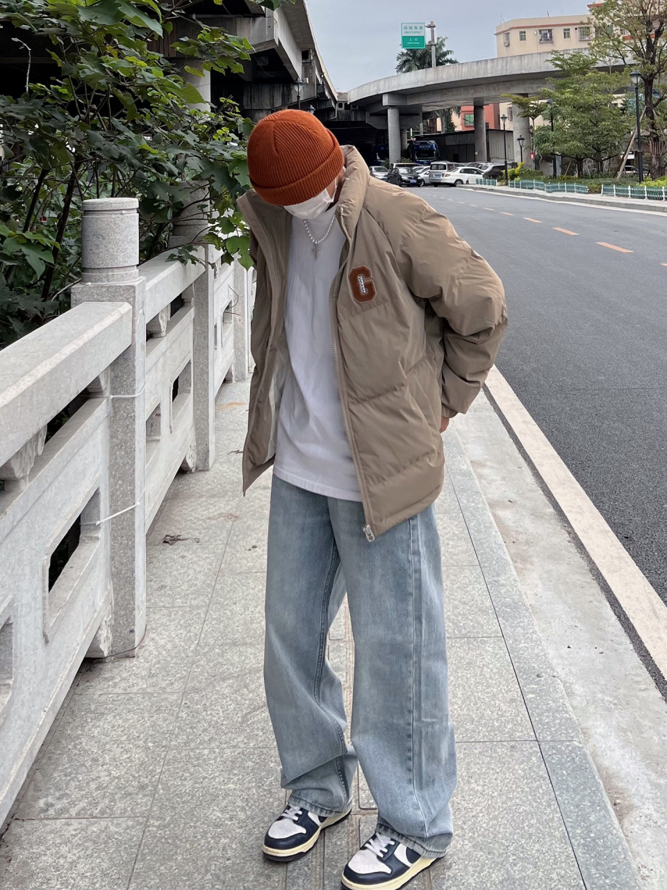 卡其色白鸭绒面包服搭配浅蓝色牛仔裤 保暖又适合日常通勤的一套!
