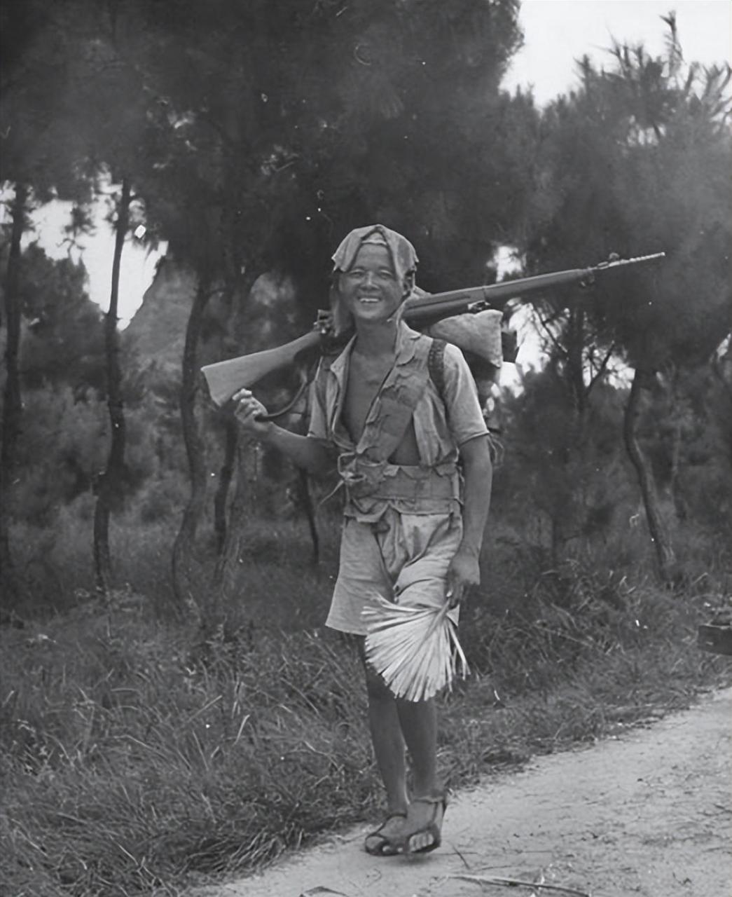 39年,年仅15岁的交通员李成二在执行情报传递任务时,遭遇到了两只饥饿