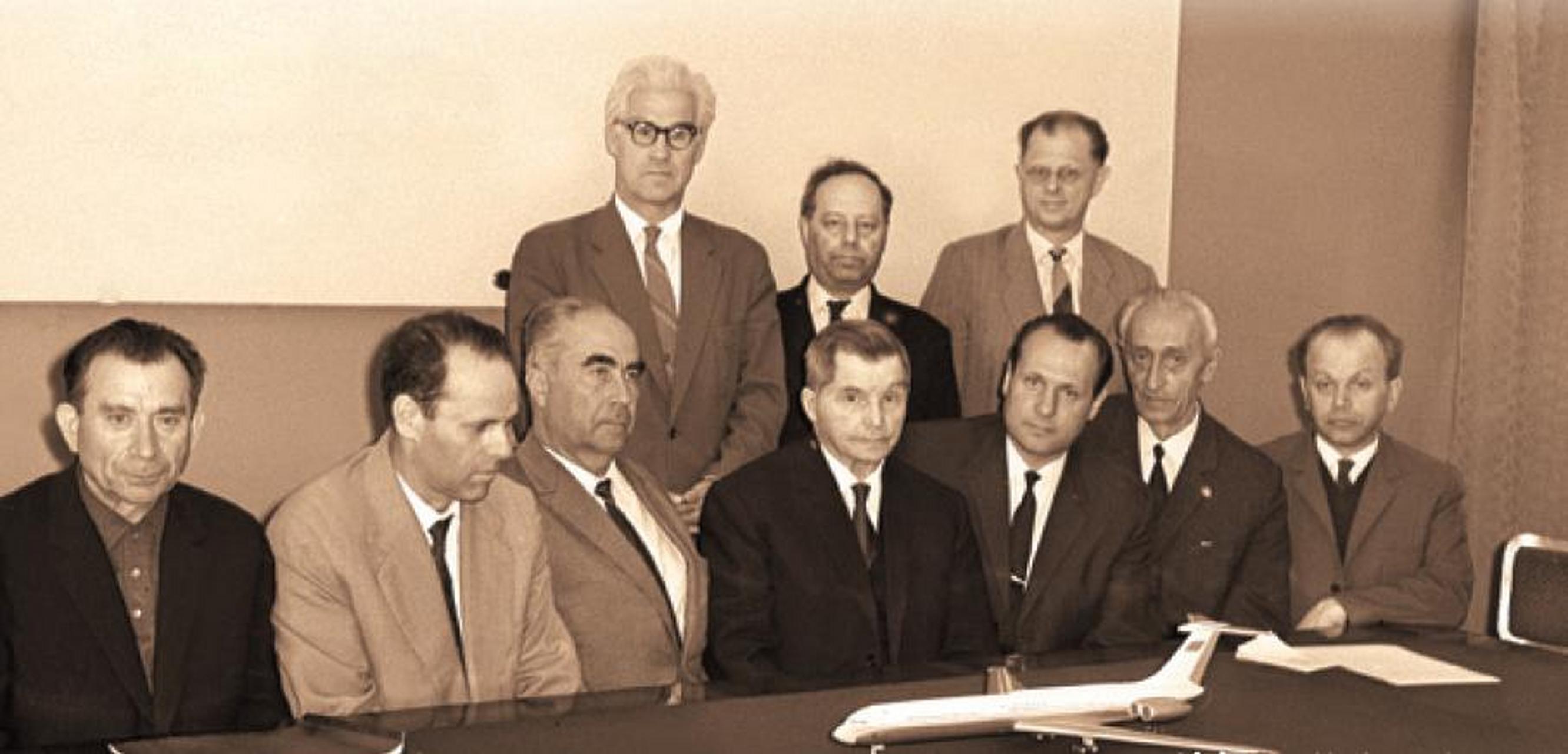 领动计划# 60年代伊留申设计局首席设计师办公室,中间是伊留申和い.