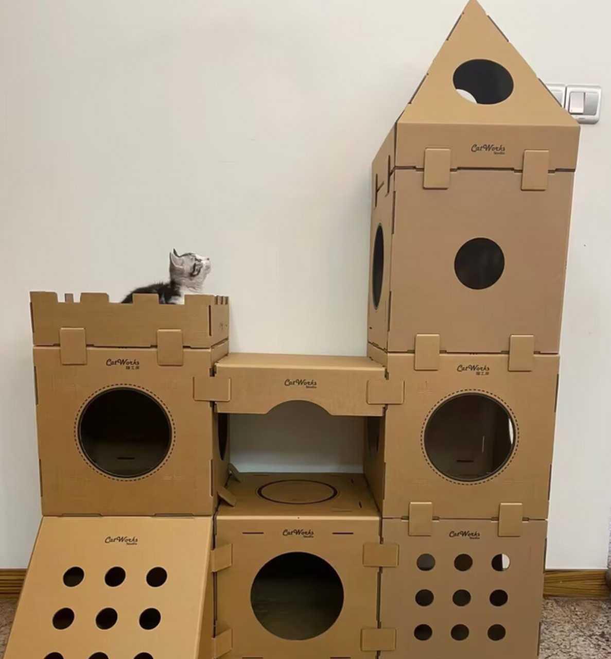 花了一个下午的时间,给家里的猫咪自制的猫别墅,总算是完工了.