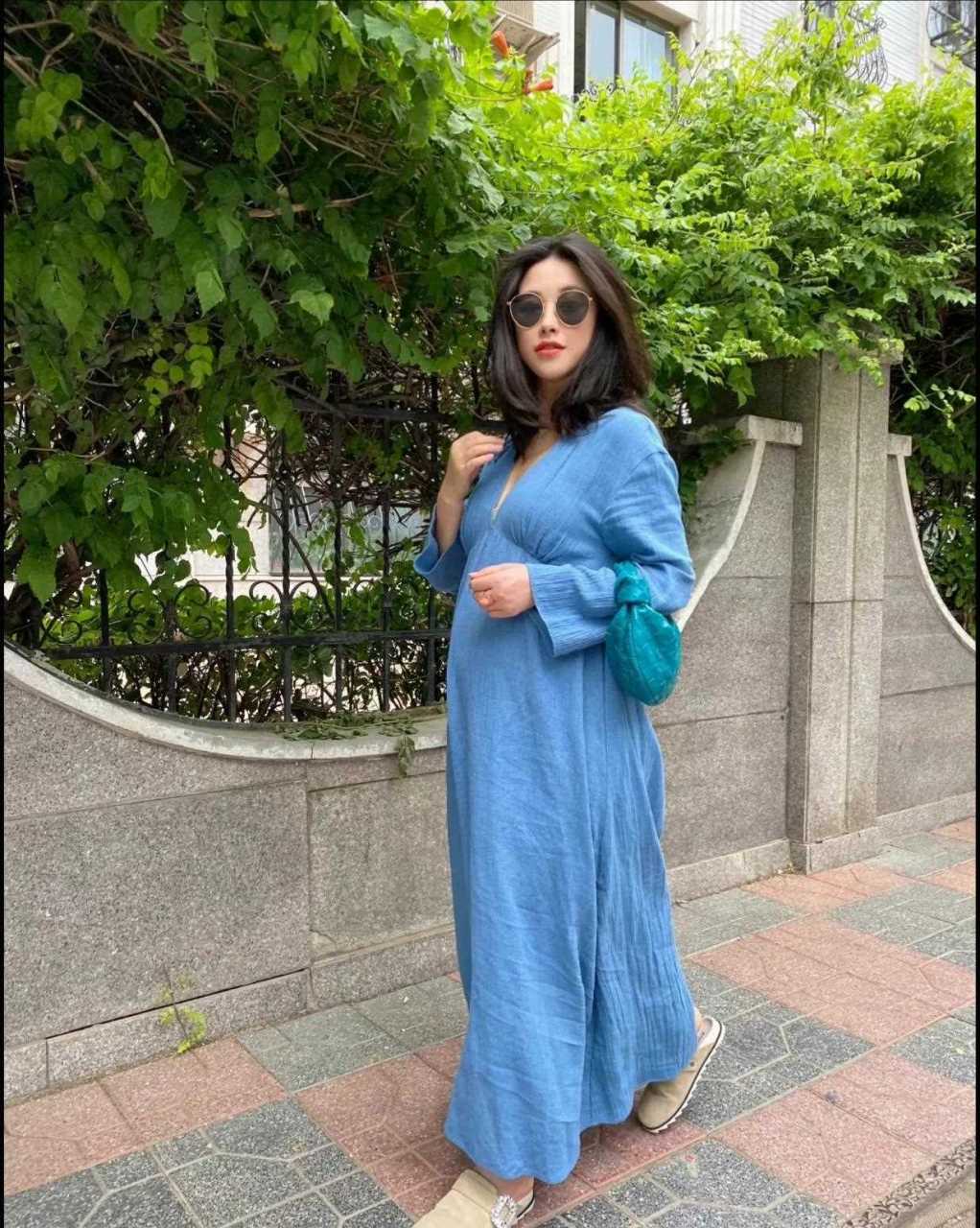 朱珠孕期照,真实的孕期臃肿和丰腴,都被她的连衣裙消解了,温柔且放松