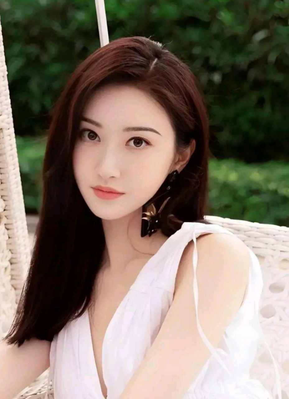 景甜也是娱乐圈最美女星,性感的红色嘴唇,精致的面孔,苗条的身材,简直