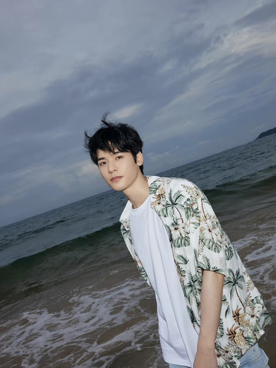 龚俊的海边男友风 他的衬衫看上去就很香 我猜龚俊衣柜里大概有100件