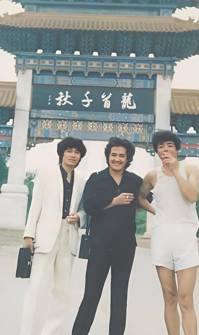 1982年,赵本山还年轻,和朋友一起去铁岭龙首山公园游玩,并拍下了照片!