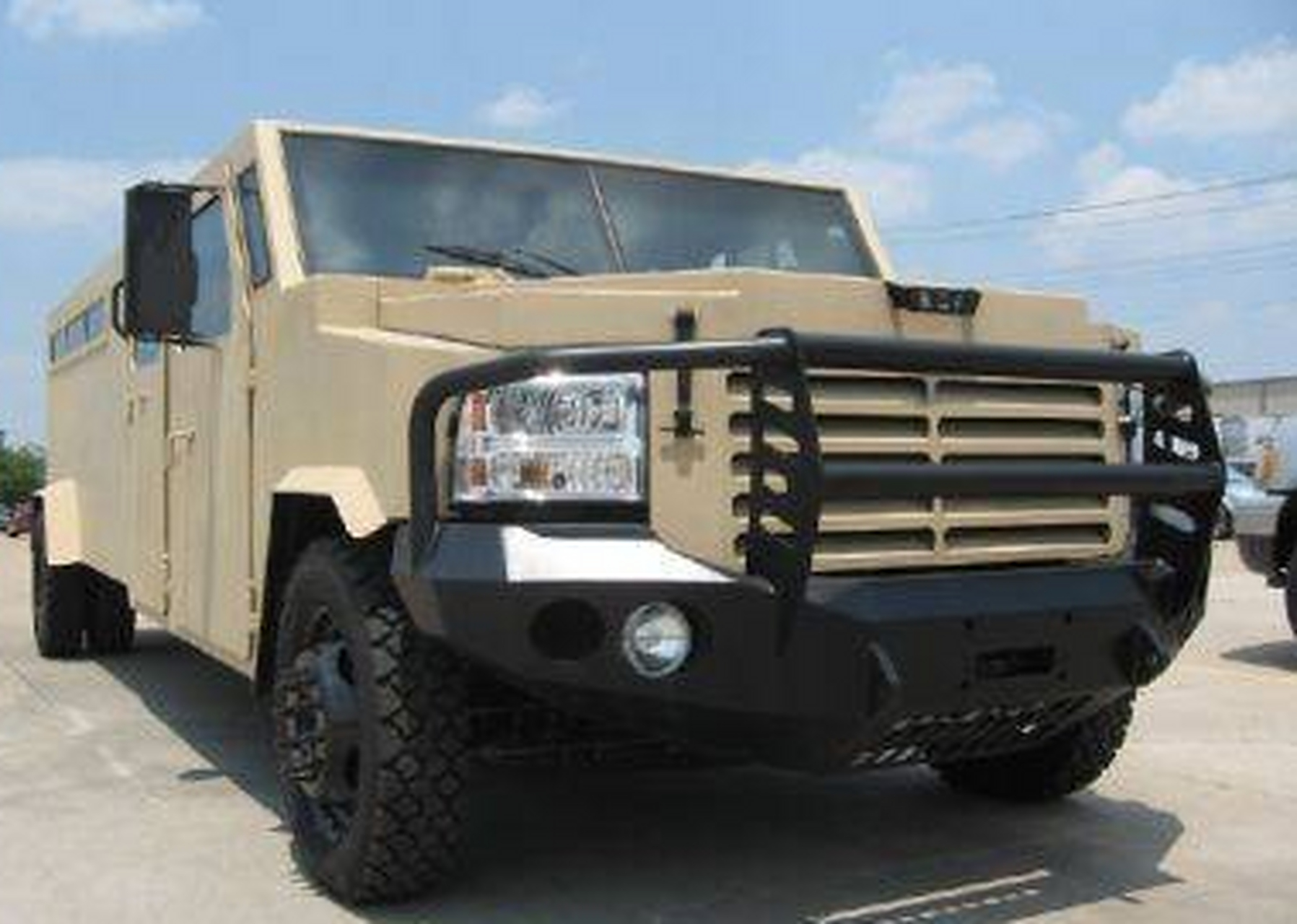 装甲巴士能载好多客人,再难开的路也不会爆轮胎 !