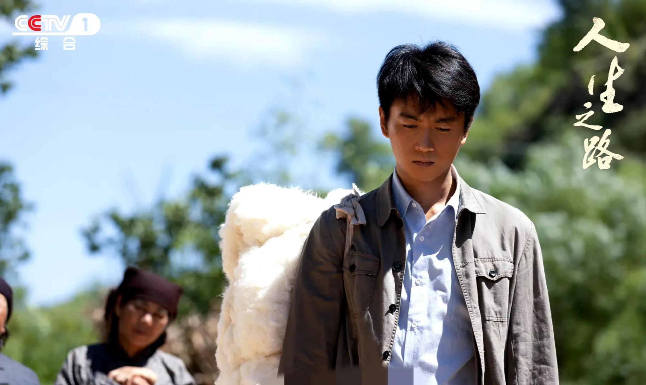 电视剧《人生之路》原本考上大学的高加林被冒名顶替后,做了民办教师