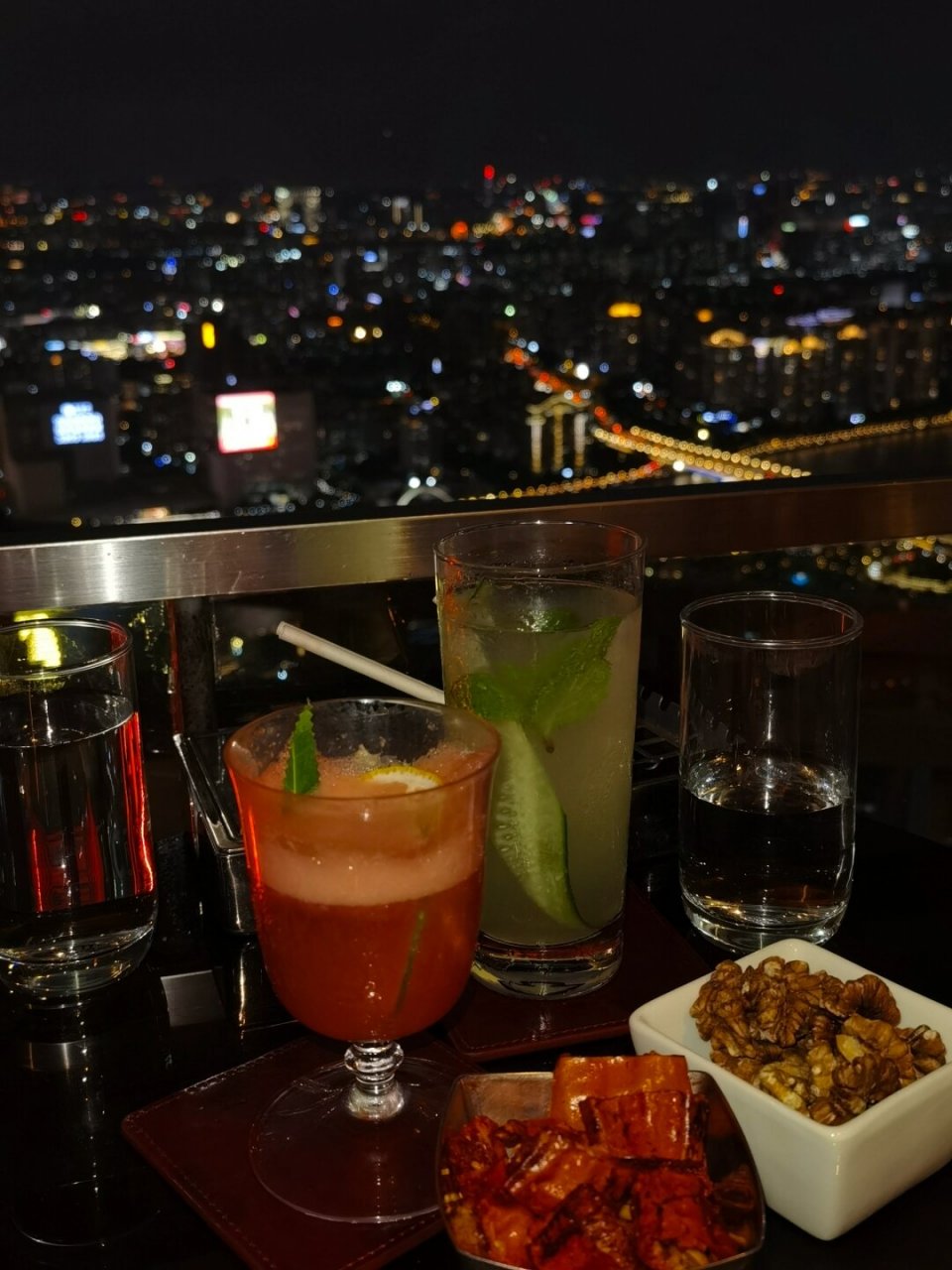 小蛮腰拍照打卡咯  在广州塔柏悦酒店70楼,有一处让人流连忘返的酒吧.