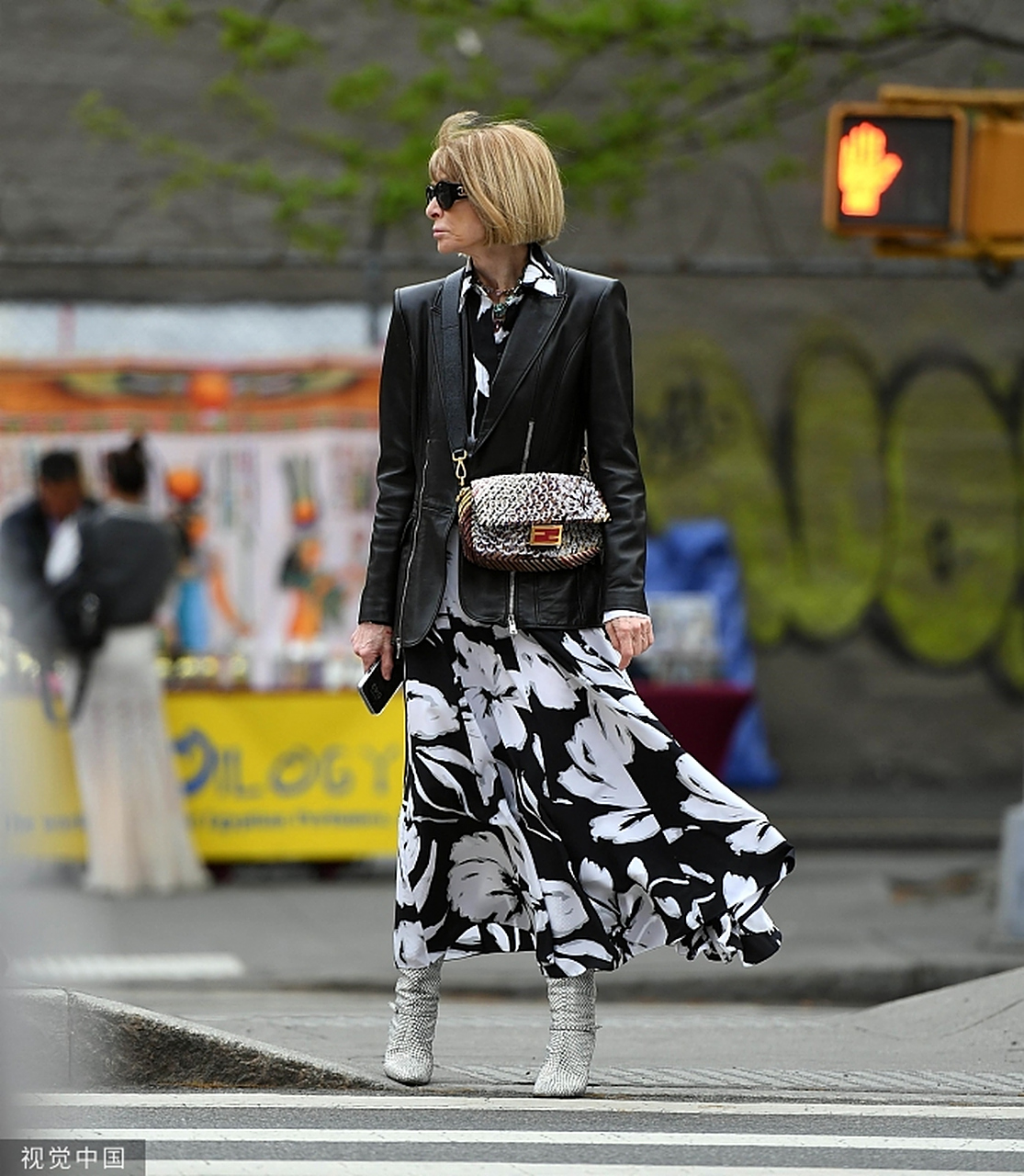 时尚女魔头"安娜·温图尔出街 脚踩银靴气场全开