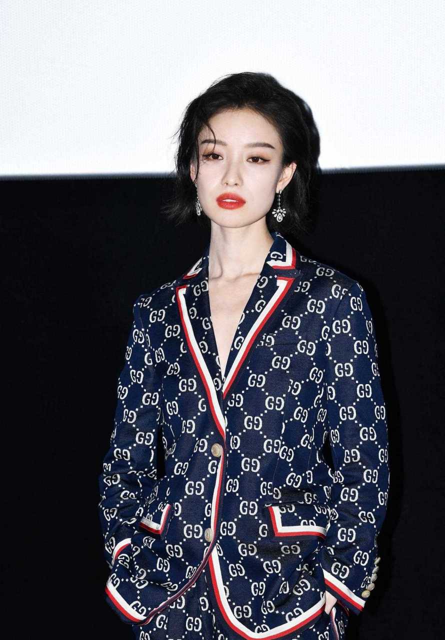 衣品一直在线,能把gucci睡衣穿出品味的也就倪妮了吧?真是撩人十足啊!