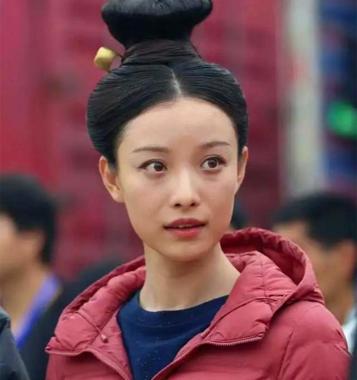 倪妮的黑眼圈也好看![微笑]