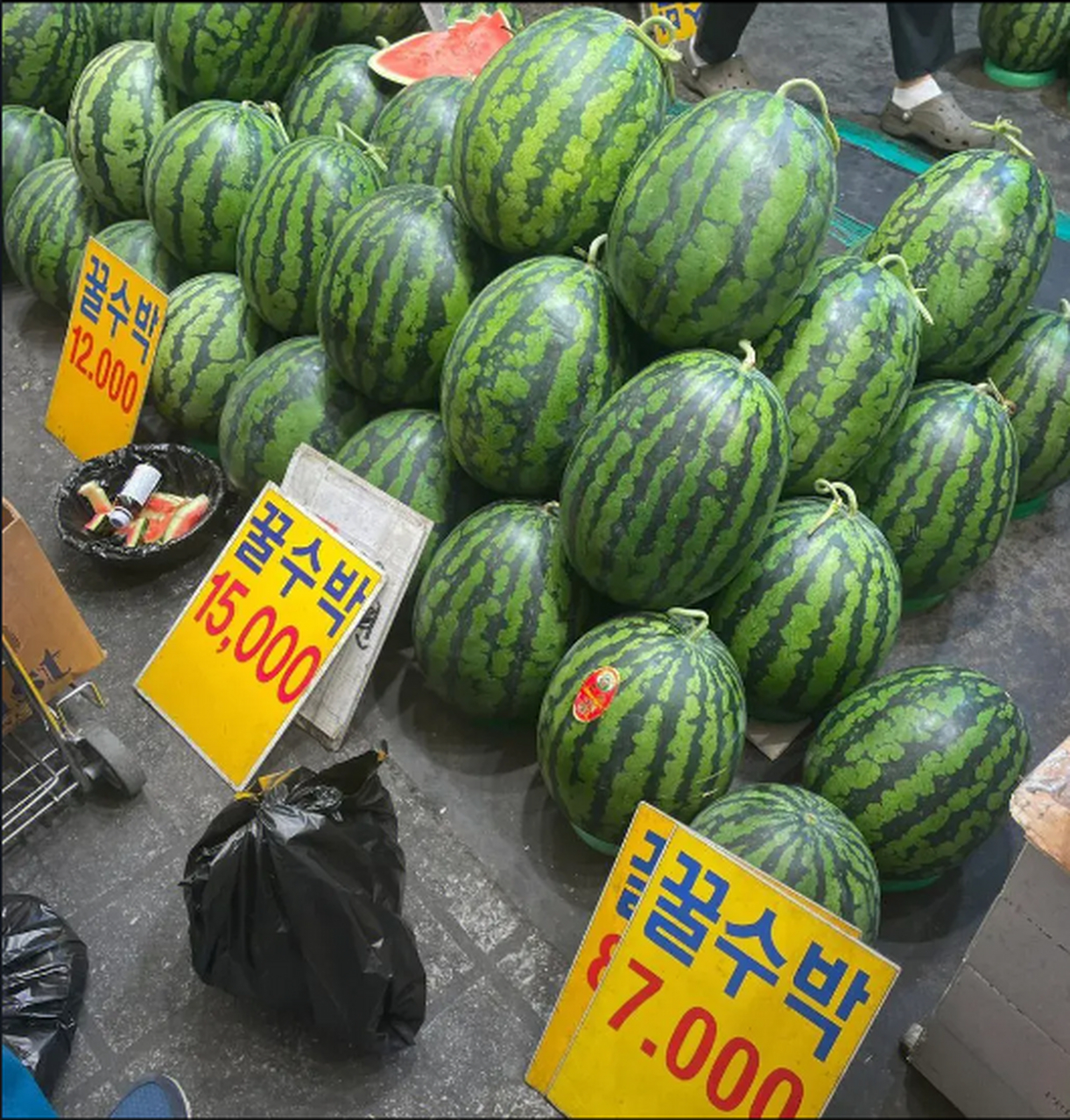 改写文章:一位韩国大妈在中国旅游时,由于近期天气火辣,她看到街边有