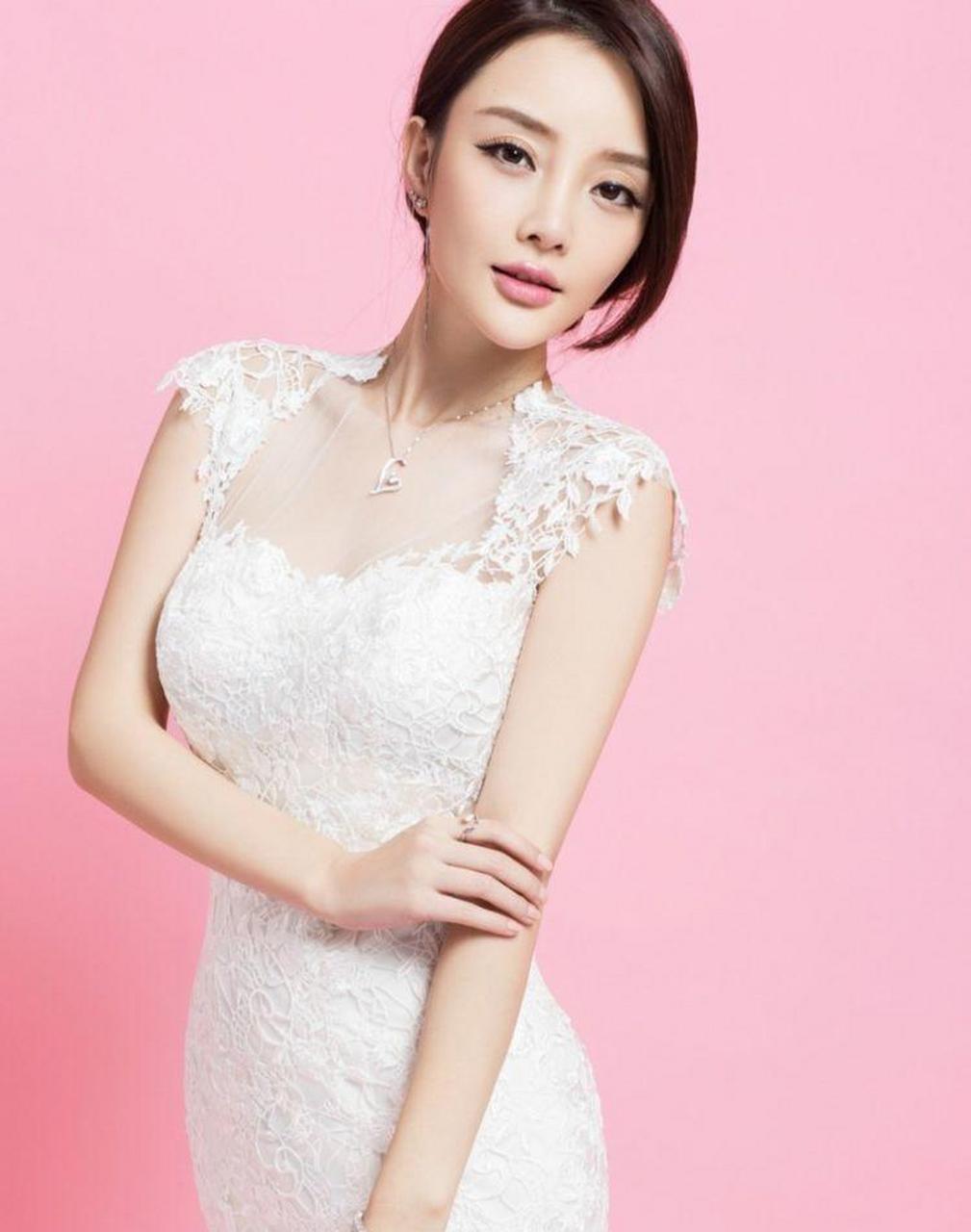 2009年,李小璐跟蒲巴甲从马尔代夫约会回来,半夜三更在蒲巴甲的陪同下