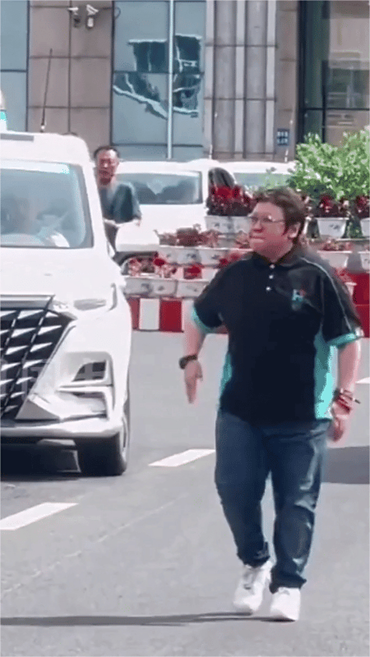 韩红慈善行:真情敬礼,感动无数网友 #韩红#韩红# #韩红结束义诊众人列