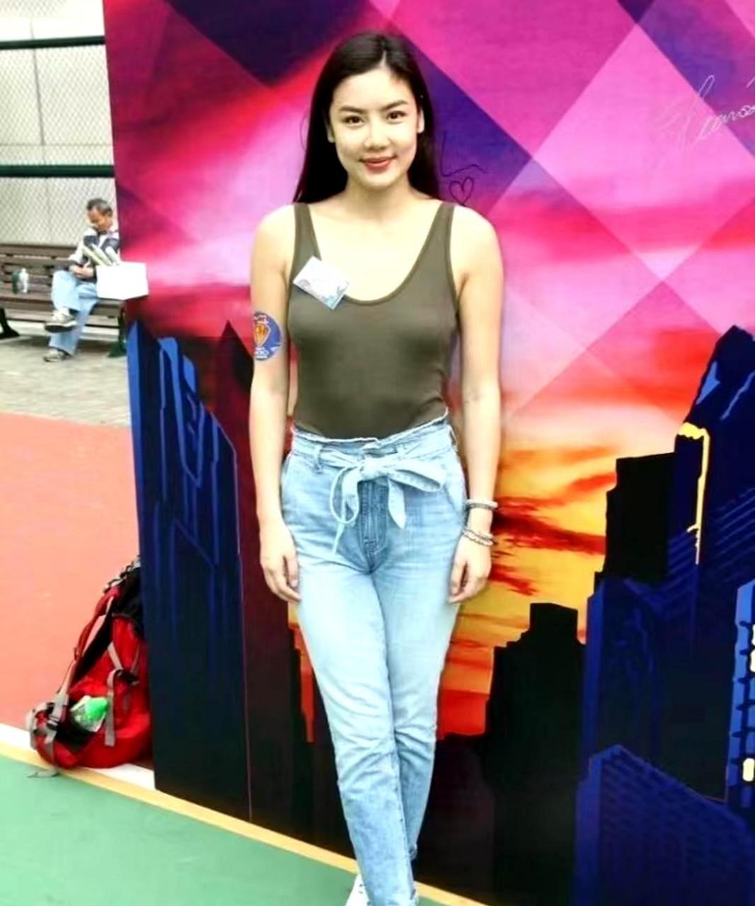 黎明的前妻乐基儿已经接近50岁,但她仍然充满活力,看起来非常年轻和有