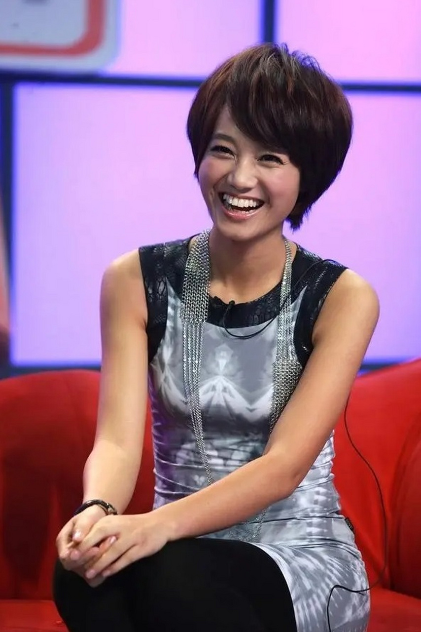 这段婚姻让朱丹放弃了事业,专心做一个贤妻良母.