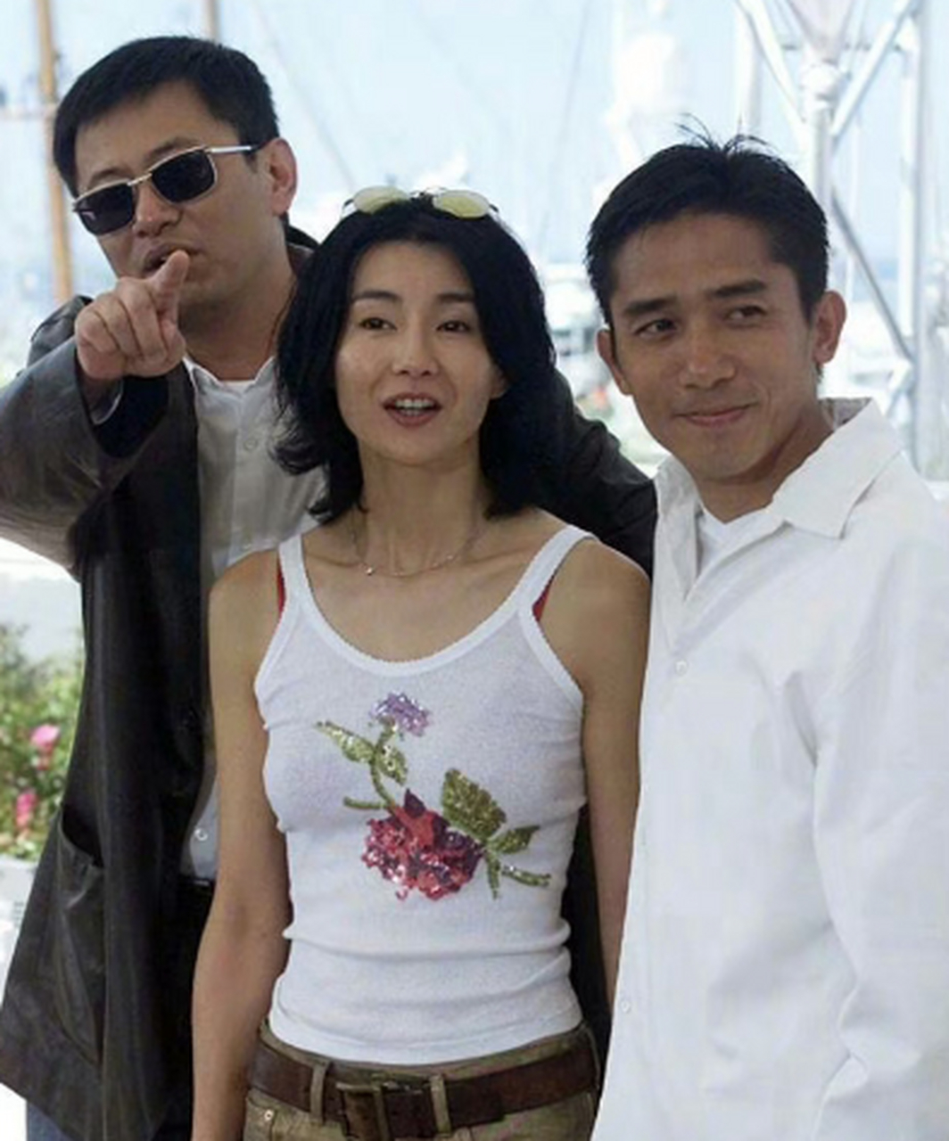 梁朝伟和张曼玉的同框旧照!这个戴墨镜的总是在哪儿煞风景