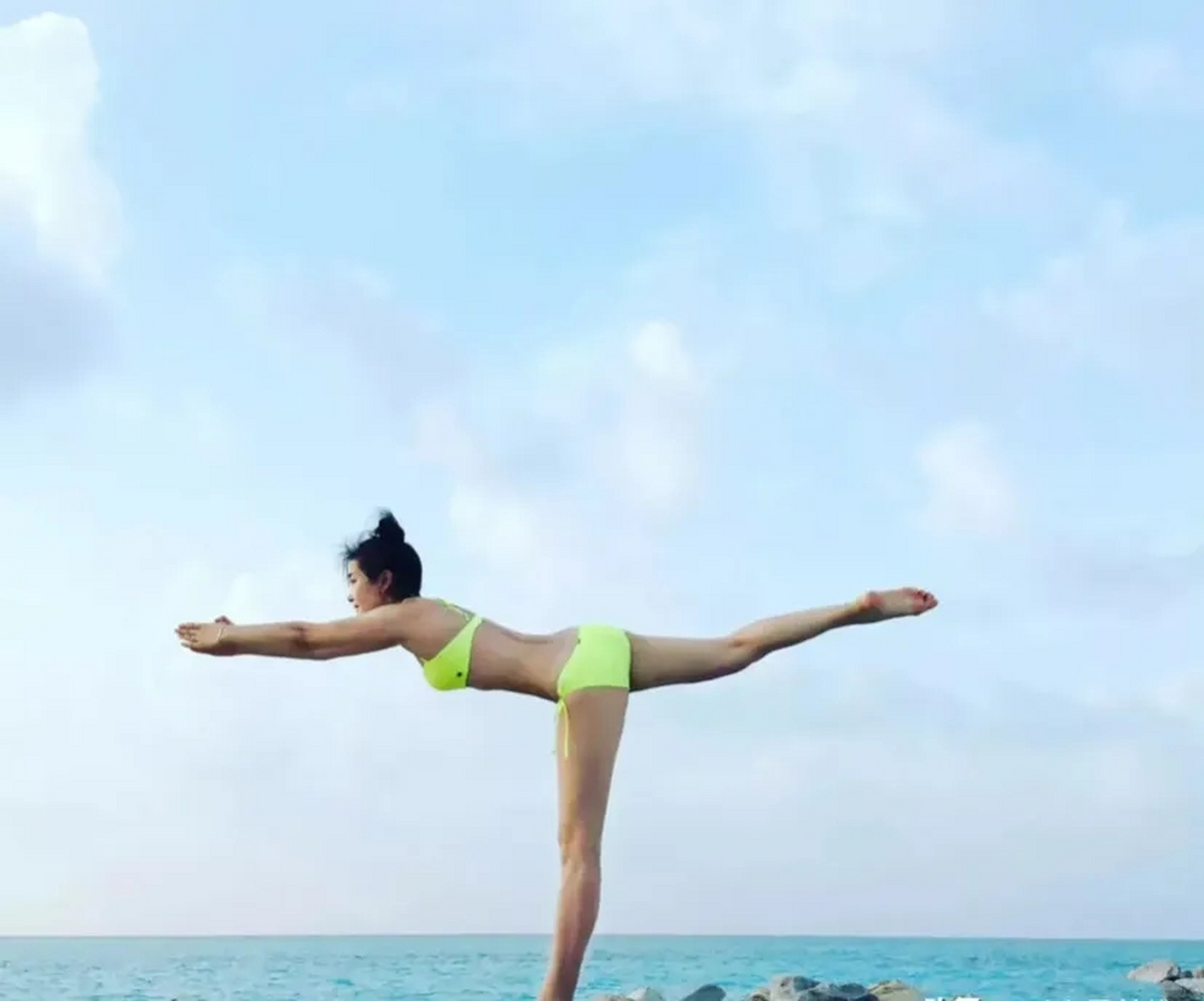 49岁李冰冰海边练瑜伽!