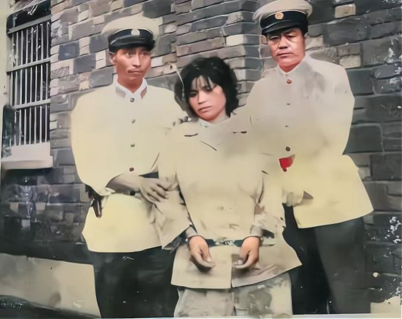 80年代初,女流氓犯徐兰芳被逮捕后,留下的一张老照片,镜头中的她看