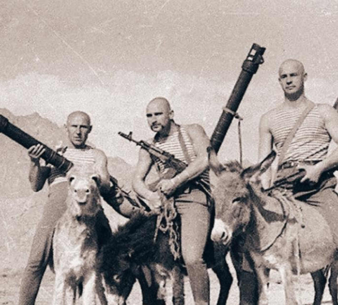 阿富汗,1980年;在苏阿战争期间,三名苏联士兵骑着驴子快速行进;因为