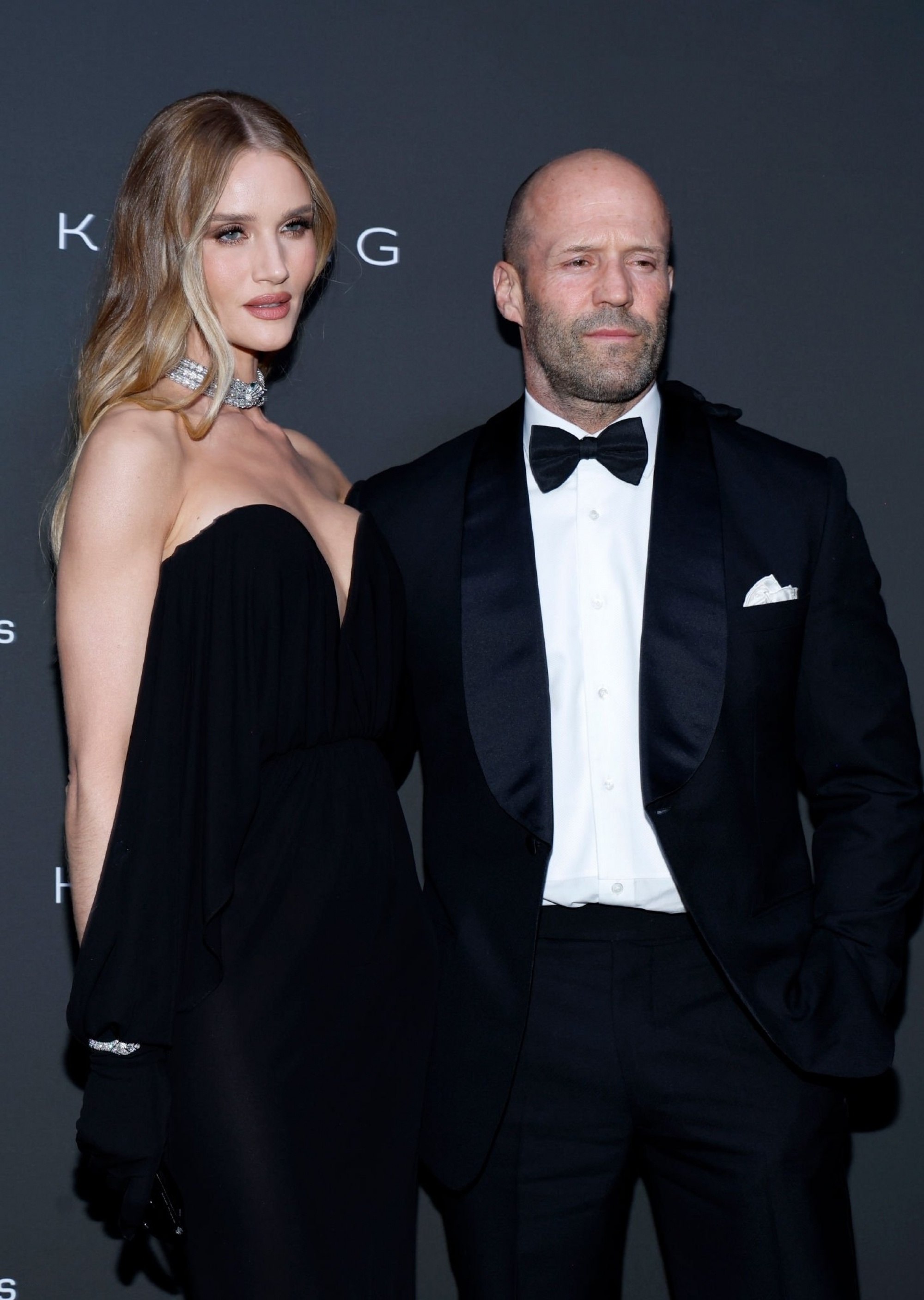 硬汉巨星杰森·斯坦森携妻rosie huntington出席戛纳电影节开云晚宴