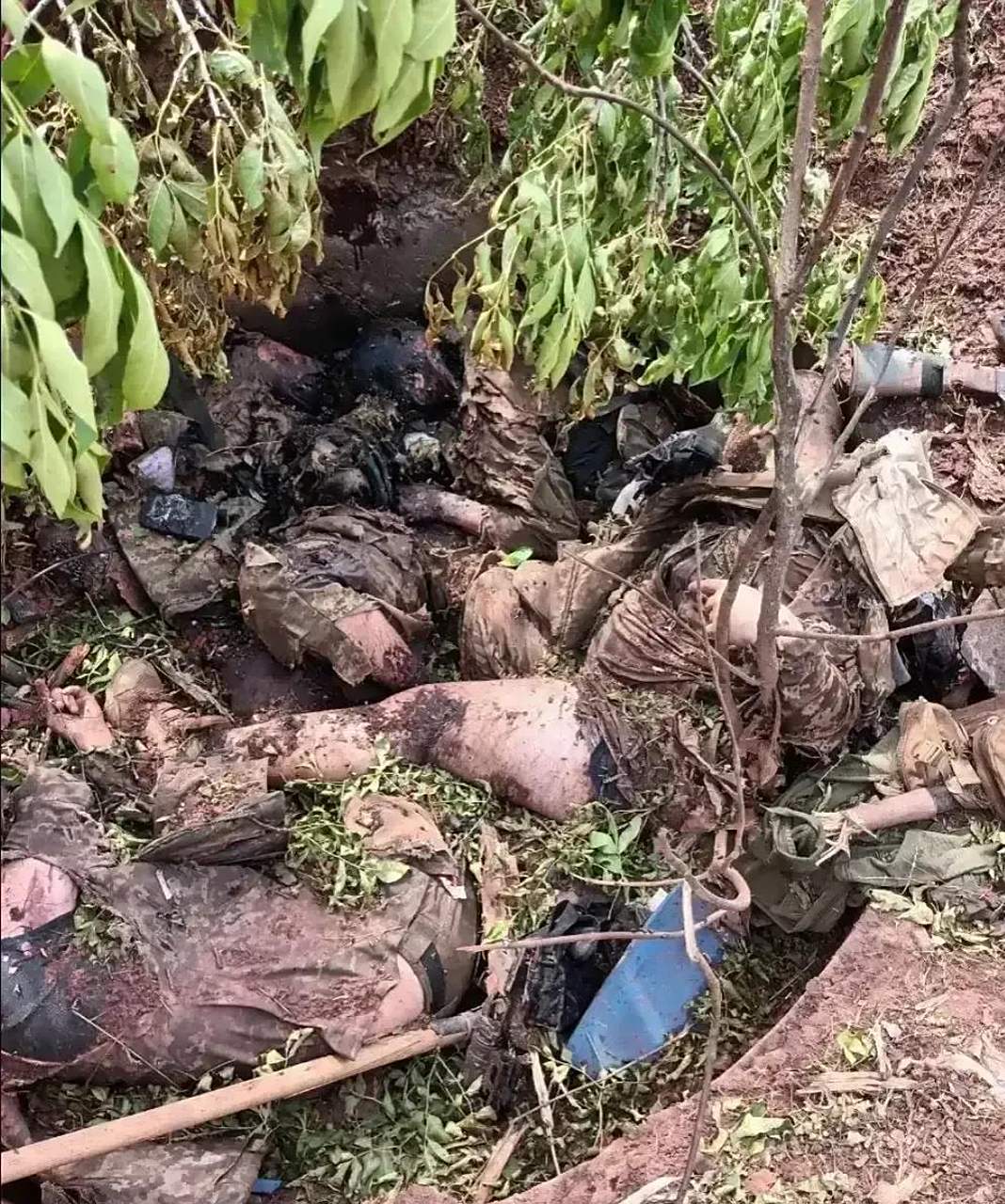 乌克兰  战场上的角落里,都躺着一些阵亡的士兵,有俄罗斯士兵也有