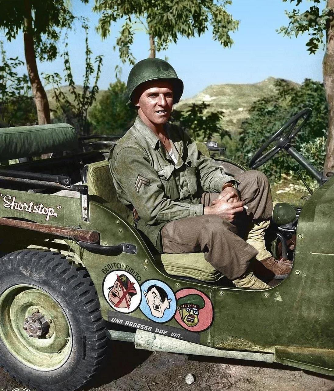 二战时的彩色照片,车身上画了轴心国大反派的漫画头像,中间那个一看就