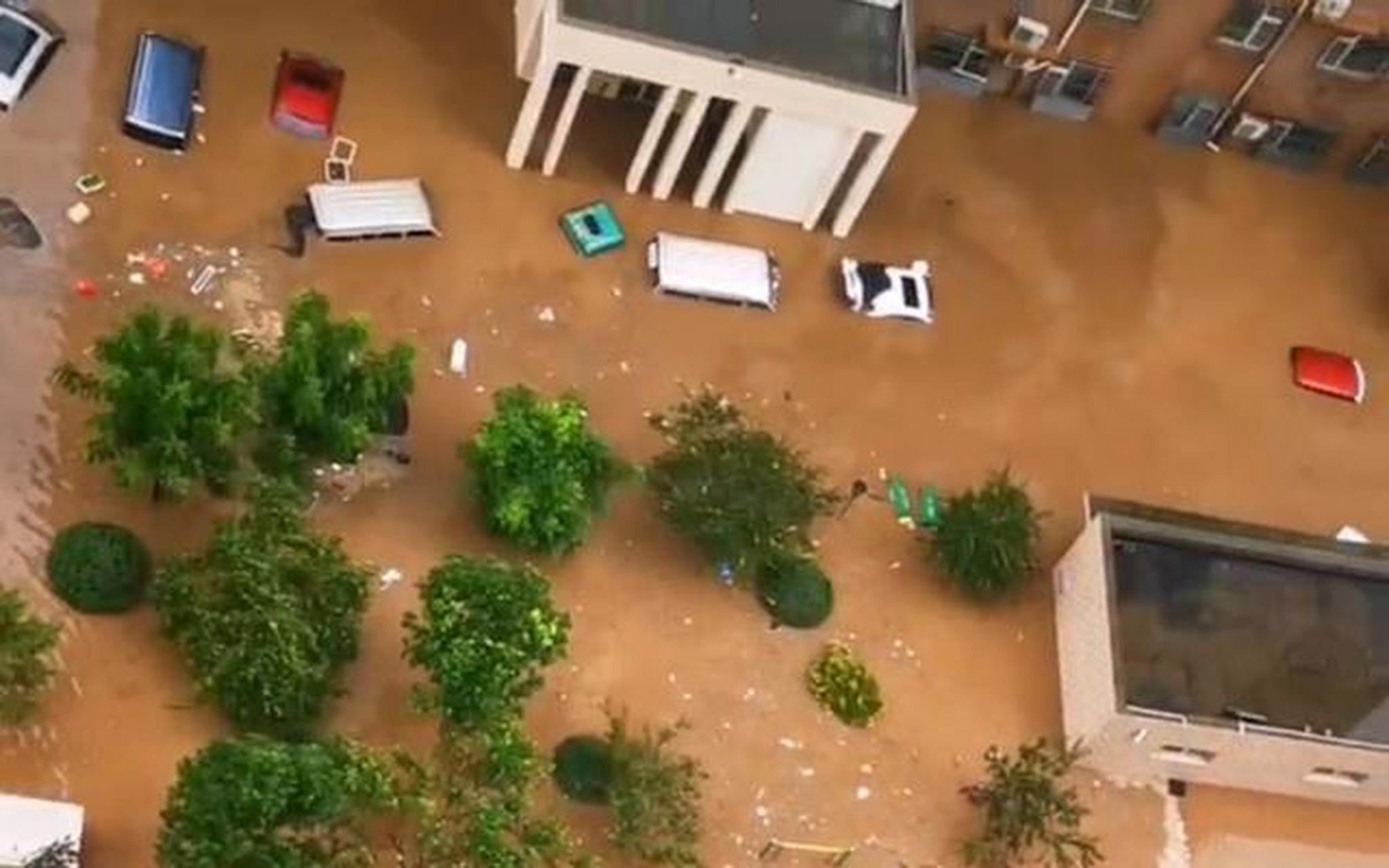 近日,受連續強降雨影響,河北省涿州市城鄉多地內澇嚴重.